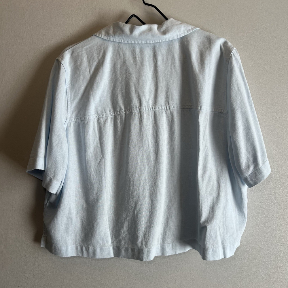 Universal Thread Women's Top Size Large Light Blue Cropped Box Button Up Pockets - Picture 5 of 10